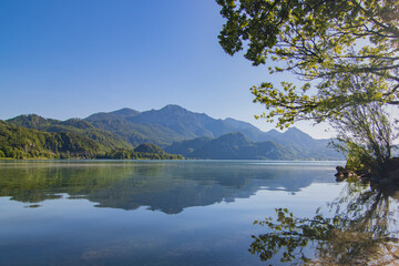 Fototapeta na wymiar See mit Bergpanorama und Spiegelung