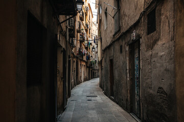 Fototapeta na wymiar Old narrow street in Barcelona, Spain.