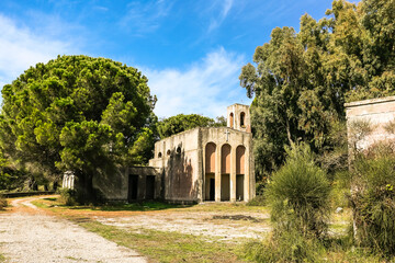 Obraz premium Abandoned religious building in the park