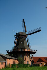 FU 2020-08-11 Fries T2 1218 Alte Windmühle unter blauem freien Himmel