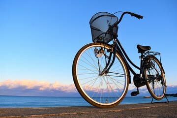 Fototapeta na wymiar 自転車、三重県、日本の観光、絶景、志摩市観光、海岸、夕日、海辺、海水浴