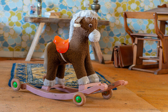Vieux cheval &agrave; bascule d'enfant 