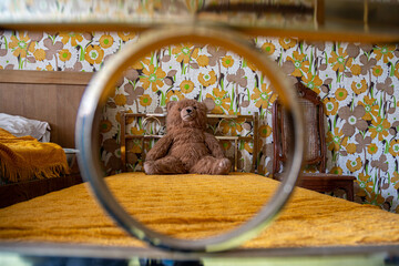 peluche ours brun sur lit d'enfant 