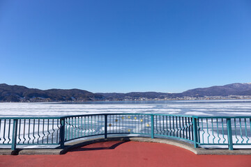 1月下旬（冬） 一部が結氷した快晴の諏訪湖 宮川橋より 長野県諏訪市