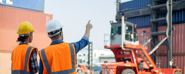 leader engineer trainer train worker working in shipping place