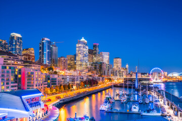 Fototapeta premium Seattle,Washington,usa. 10-03-17 : seattle skyline in waterfront area at night.