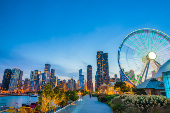 Chicago,illinois,usa. 08-15-17: Beautiful Navy Pier At Dusk With Chicago Skyline.