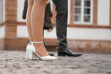 Weisse Schuhe der Braut zur Hochzeit