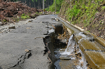 廃集落の崩壊した道路