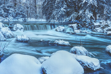 Fototapeta premium Fluss im Winter