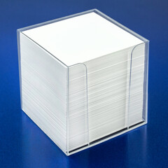 Zettelbox aus Kunststoff mit leerem Papier auf blauem Hintergrund