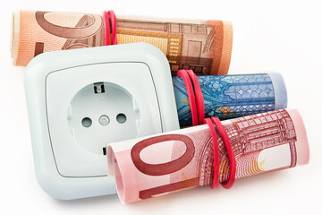 Energiekosten mit Euro Geldscheinen und Steckdose auf weissem Hintergrund