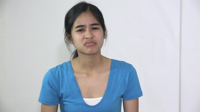 Female Teen Confusion And Hearing Problems