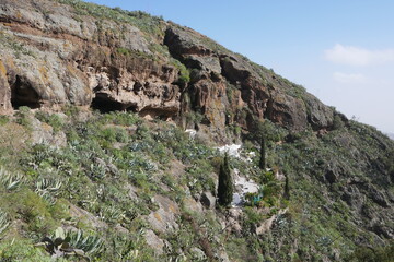 Felsenwand mit Höhlen auf Gran Canaria