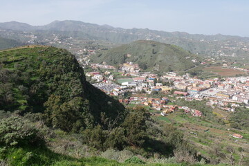 Fototapeta na wymiar Berg und Blick auf Vega de San Mateo auf Gran Canaria