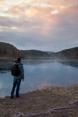 Fototapeta na wymiar Wanderer steht an der Ufer von Talsperre Lehnmühle 