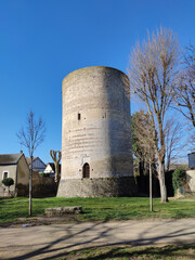 « La Grosse Tour », donjon dont Philippe Auguste passa commande en 1205. Achevée en 1212, cette tour séparée des remparts et quasi imprenable est aussi le symbole de la puissance royale.
