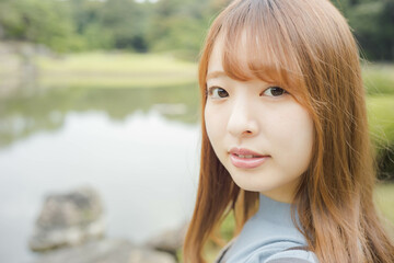 Fototapeta premium 庭園と女性モデル