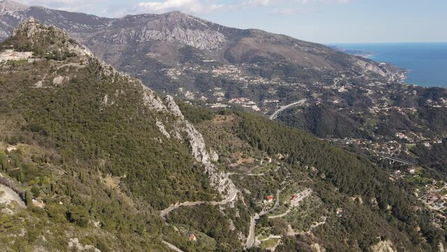panorama sur les villages perchés et la Côte d'Azur jusqu'à la mer Méditerranée entre la France et l'Italie