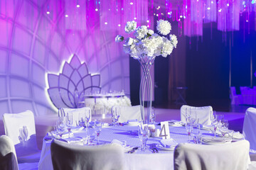 Obraz na płótnie Canvas Elegant wedding banquet decoration and table setting in the restaurant.