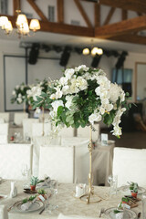 Fototapeta na wymiar Beautiful wedding decor: flowers and candles.