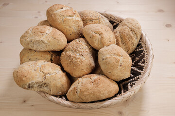 Ein Korb mit frischen Brötchen / Traditionell von Hand (handwerklich) gebackene knusprige Brötchen