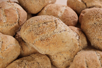 Traditionell von Hand (handwerklich) gebackene knusprige Sesam-Brötchen