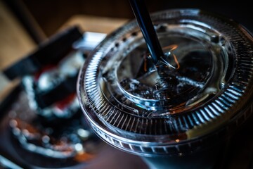 アジアの日本の少し変わった黒いケーキのカフェ