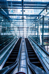 電気で自動に動く階段