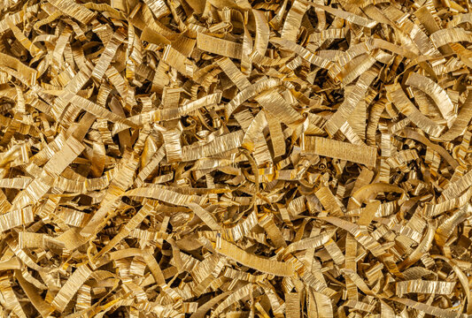 Goldene Sp&auml;ne von Messing Kupfer Legierung aus Metallfertigung als Nahaufnahme Hintergrund