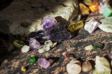 Stones and pebbles: gems, semi-precious, crystalline, mineral, multicolored, useful, natural, mountain, artificial.