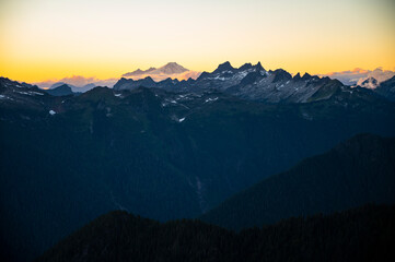 Obraz premium Mt Baker and The North Cascades at Sunset