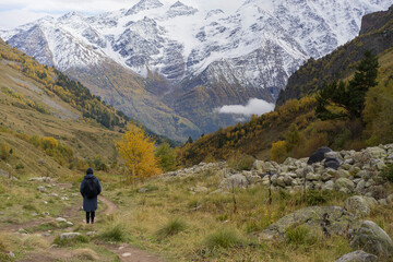 Obraz premium Woman traveller, tourist with a backpack in mountains.