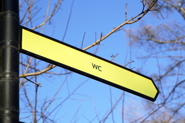 Toilet direction indicator, direction of travel