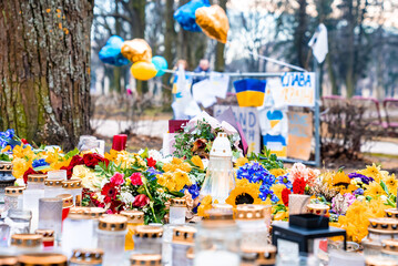 Des milliers de bougies et de fleurs debout dans la rue pendant la guerre en Ukraine