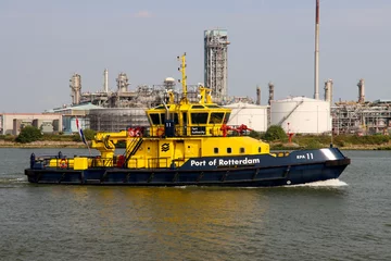 Fotobehang Rotterdam Port autorithy RPA11 patrol ship heading to the Botlek bridge © André Muller