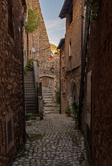 Fototapeta na wymiar Gasse in der Altstadt von Sermoneta in Latium in Italien