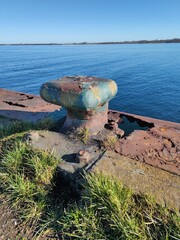 Rostiger Poller an der Ostseeküste