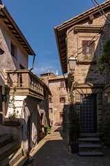 Gasse in der Altstadt von Bomarzo in der Region Lazio in Italien