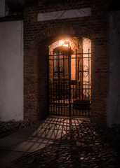 furta klasztorna w nocy ze światłem nad drzwiami