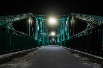 żelazny most w ciemną noc jak wędrówka w nieznane - obrazy, fototapety, plakaty