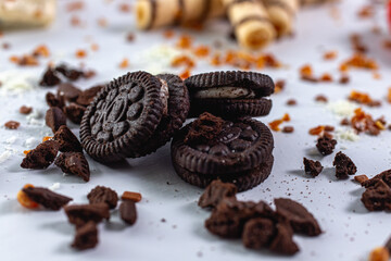 Bolacha ou biscoito de chocolate escuro com recheio tipo óreo ou negresco com para tubo doce...