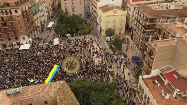 Manifestaci&oacute;n por la paz, contra la guerra en Ucrania. Plaza de la Virgen, Valencia, Espa&ntilde;a 27.02.2022