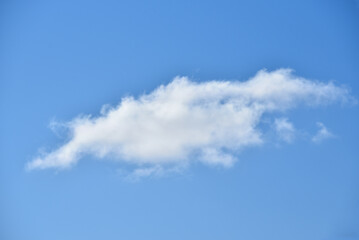 Naklejka na ściany i meble Chmury białe przed południem na błękitnym niebie