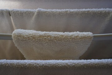 Weiße Baumwollhandtücher über Wäscheständer 