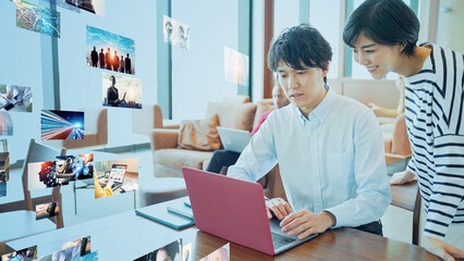 Fototapeta premium 映像を見る人々 ビジュアルコンテンツ