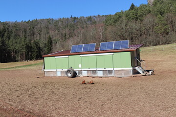 Hühnerwagen mit Solarpanelen. Mobiler Hühnerstall.