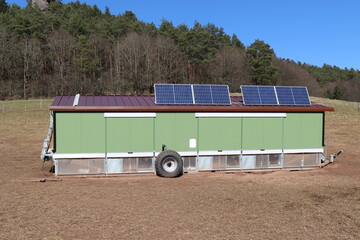 Hühnerwagen mit Solarpanelen . Mobiler Hühnerstall.