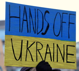 Blau-gelbes Schild auf einer Ukraine-Demo: 