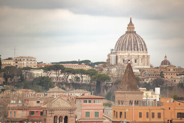 Fototapeta na wymiar Basilique St Pierre vue de loin, Rome, Vatican